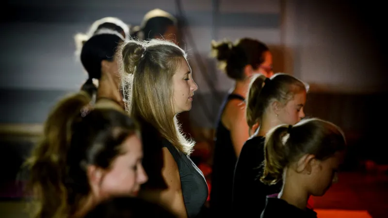 Jogínky při skladbě Joga Tomáše Reindla