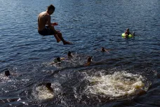 Riskantní skok do vody může mít trvalé následky, varují záchranáři