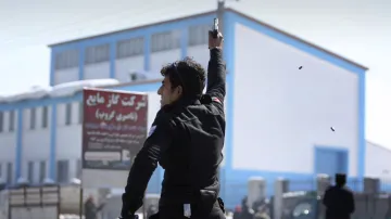Afghánský policista střílí do vzduchu