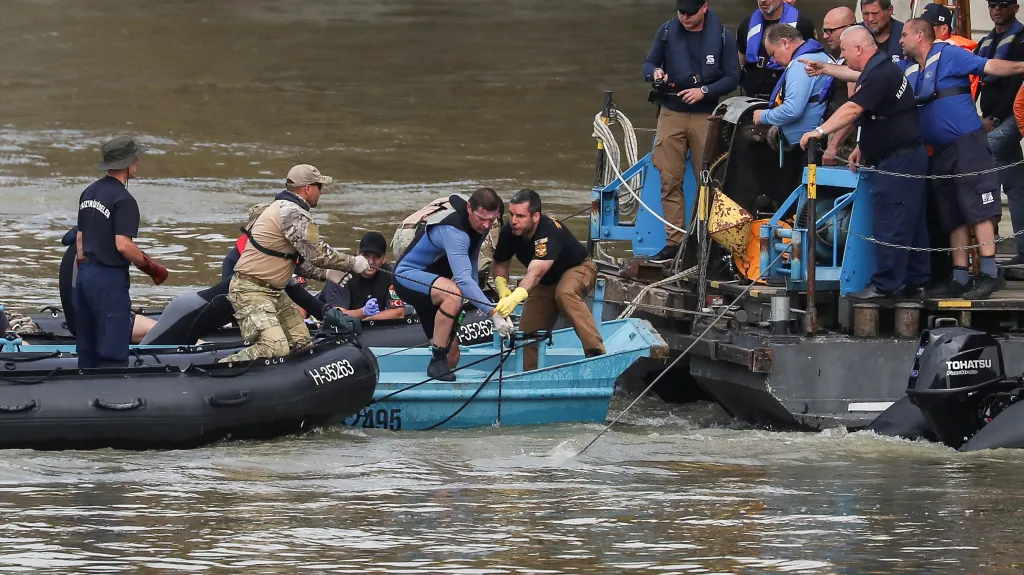Záchranné práce na Dunaji pokračují