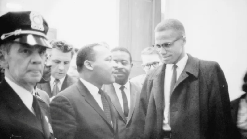 Aktivisté za práva černochů Martin Luther King Jr. (vlevo vpředu) a Malcolm X (vpravo)