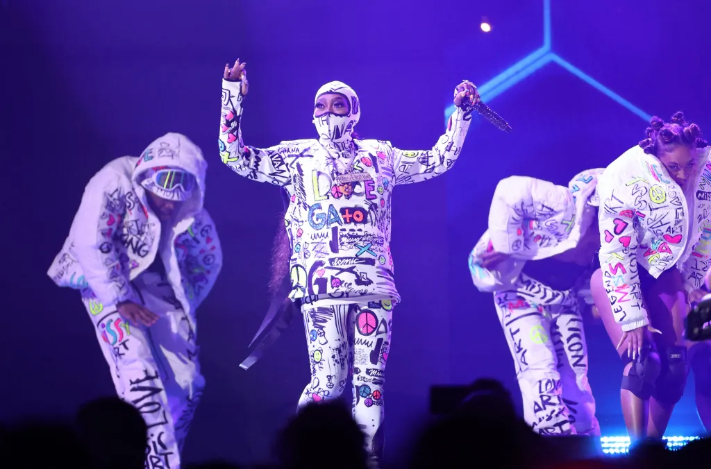 Na pódiu vystoupila také rapperka Missy Elliot