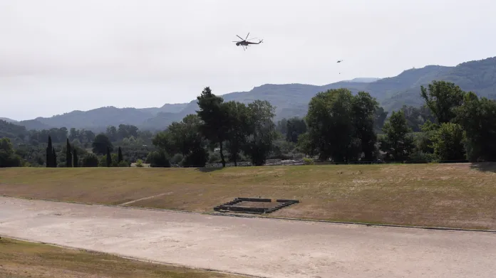 Hasičský vrtulník nad stadionem ve starověké Olympii
