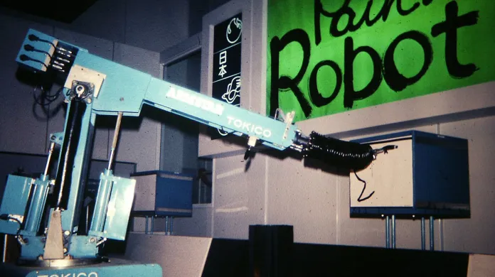 Japonsko ukázalo robota, který uměl malovat. O pár let později podobné stroje začaly nahrazovat dělníky v automobilkách
