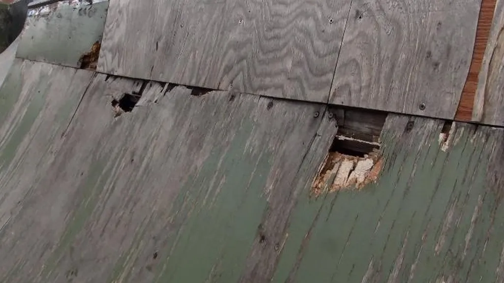 Poničený povrch bikeparku v Kolíně