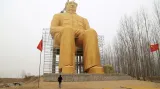 Obrovská, zlatou barvou natřená socha Mao Ce-tunga byla vztyčena v čínské provincii Che-nan