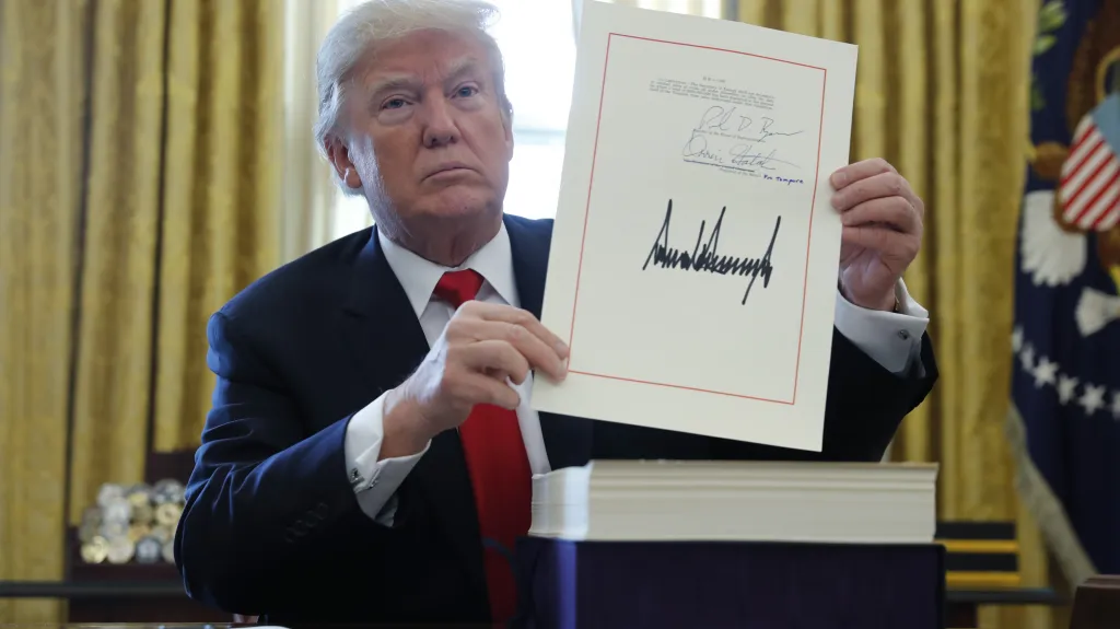 Americký prezident Donald Trump s podepsanou reformou daní