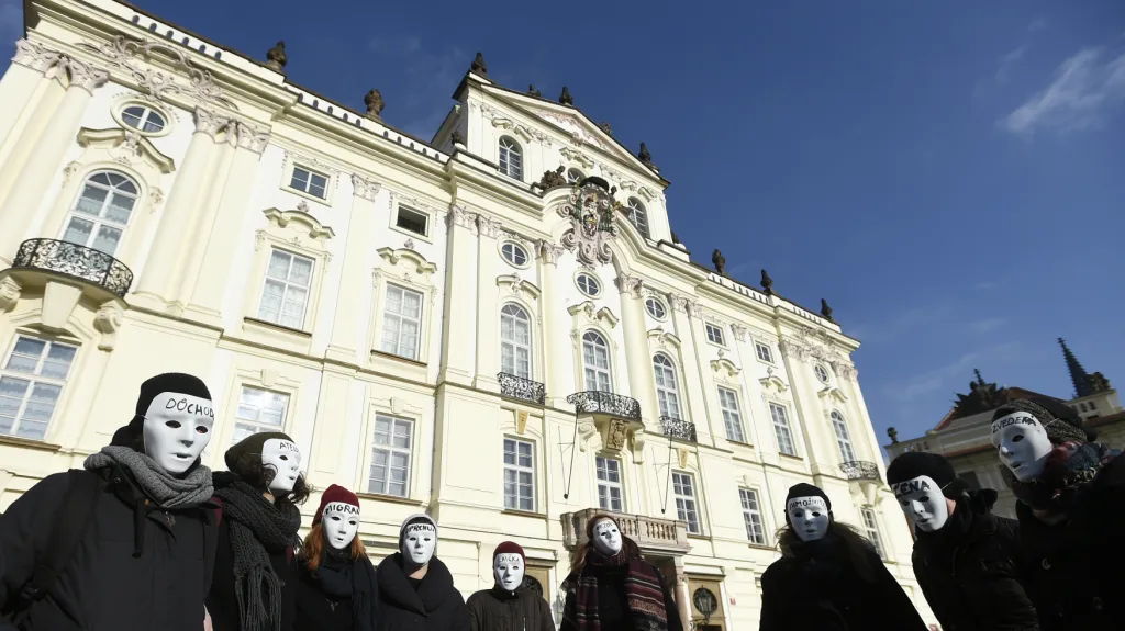 Happening křesťanských aktivistů před Arcibiskupským palácem