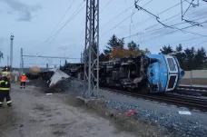 U Poříčan vykolejil nákladní vlak, mezi Prahou a Kolínem je zastaven provoz