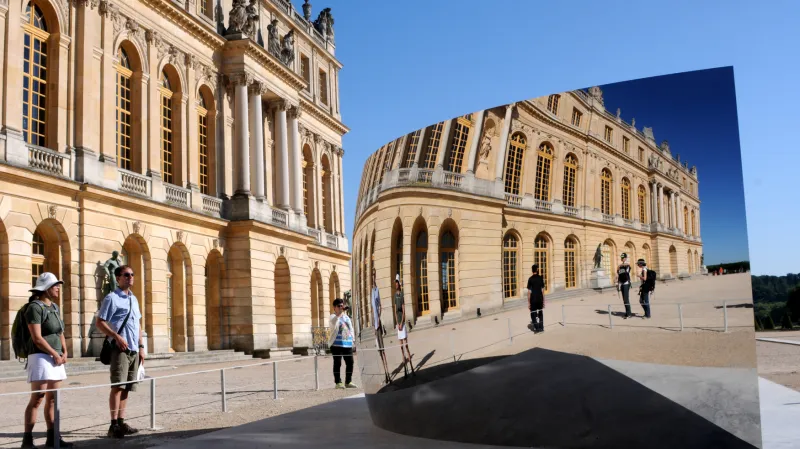 Zrcadla Anishe Kapoora ve Versailles