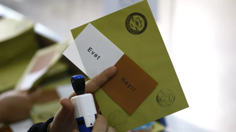 Turecké referendum a hlasovací lístky "ano" a "ne"