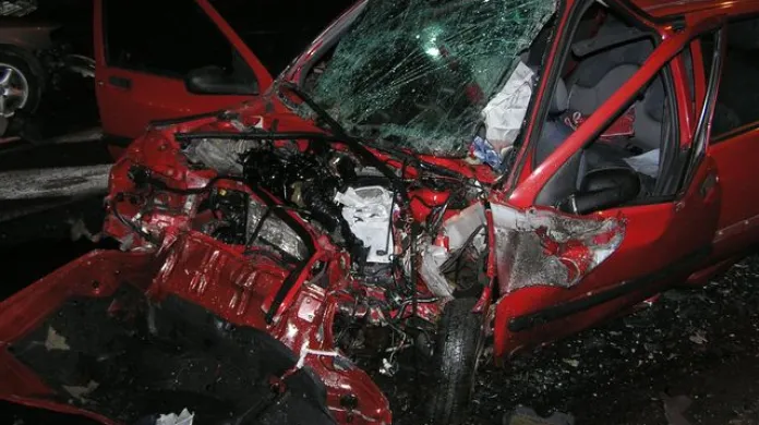 Z Renaultu po nehodě uniklo na vozovku asi 30 litrů benzínu, který hasiči zajistili pomocí sorbentu. Vyšetřování nehody a odstranění následků si vyžádalo uzavření silnice na zhruba tři hodiny.