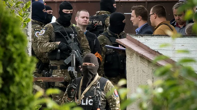 Czech press photo 2019, Nominaci v kategorii „Aktualita“ obdržel Matěj Kalina se souborem fotografií „Do očí vraha“.  Na snímku v obklíčení je Miroslav Marček, který se přiznal k vraždě novináře Jána Kuciaka a jeho snoubenky Martiny Kušnírové.  Rekonstrukci předcházela přísná bezpečnostní opatření a snímek byl pořízen z velké vzdálenosti.