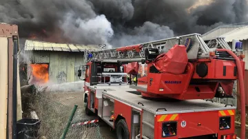 Požár haly v pražské Písnici