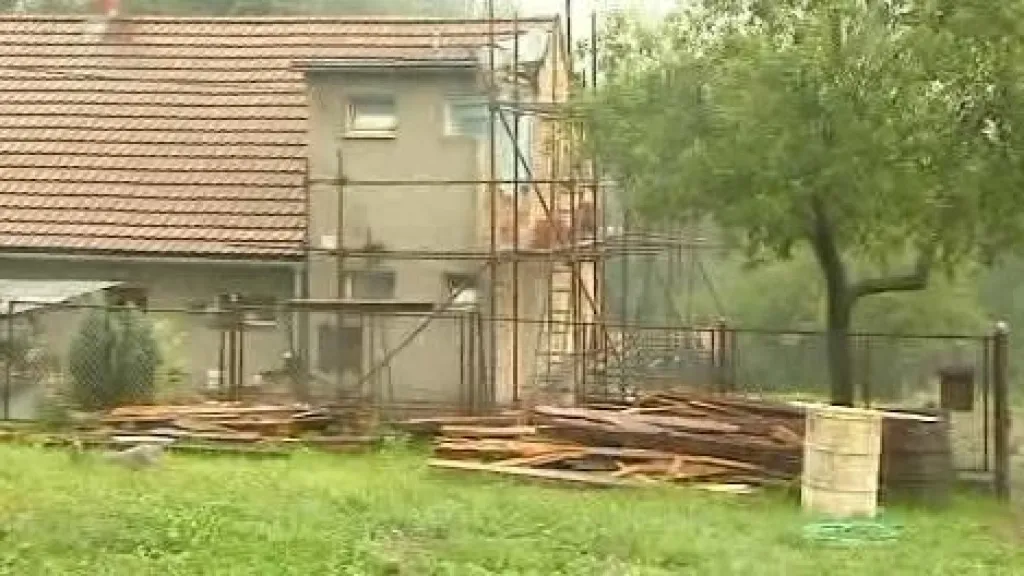 Poškozený dům v Dolních Domaslavicích
