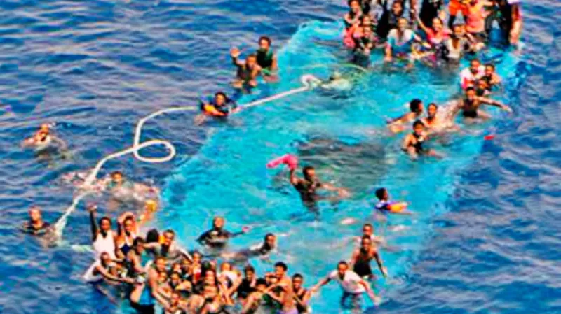 Záběry pořízené španělskou armádou při záchranné operaci ve Středozemním moři