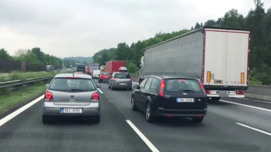 Kolona na dálnici D1 před sjezdem na Benešov