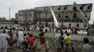 Požár továrny v Karáčí