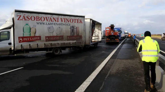 Nehoda menšího nákladního vozidla zablokovala dálnici D8 na 29. km ve směru na Prahu