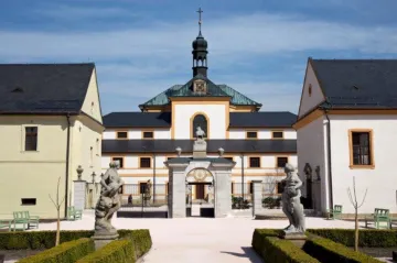 Za údajné ovlivnění stamilionové zakázky na opravy Kuksu navrhuje policie znovu obžalovat čtyři lidi