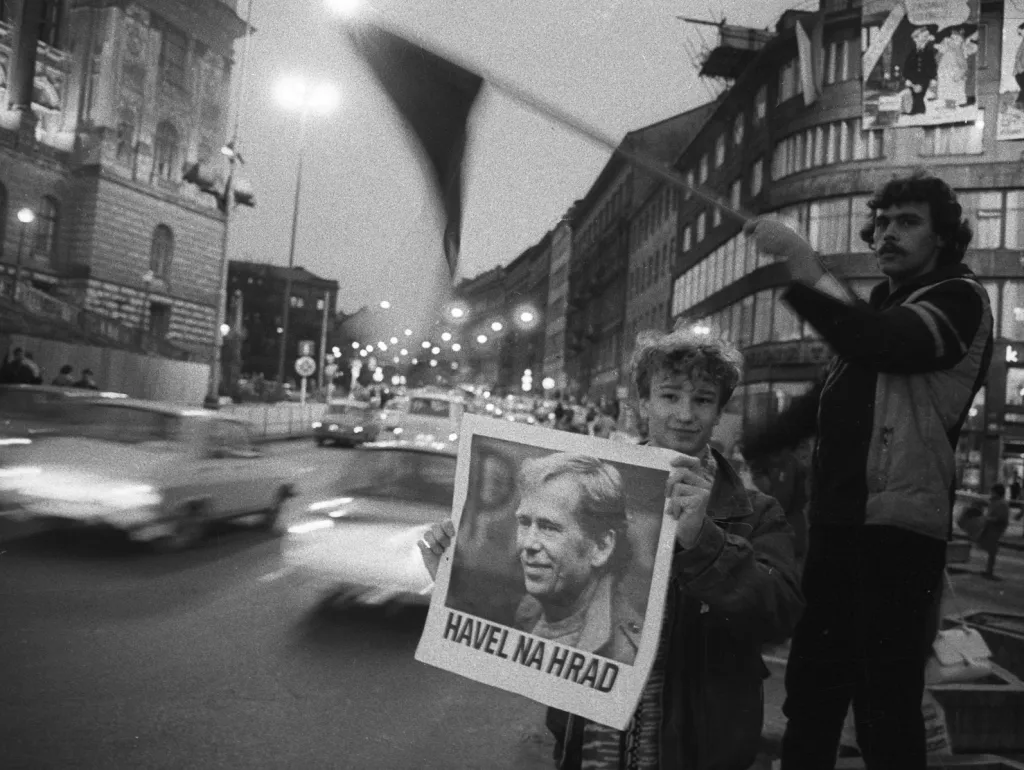 Třicáté výročí sametové revoluce připomene ve Veletržním paláci fotografická výstava Havel na Hrad! (13. 11. – 16. 2.).