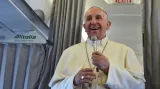 Během letu do Bosny odpovídal papež na dotazy novinářů