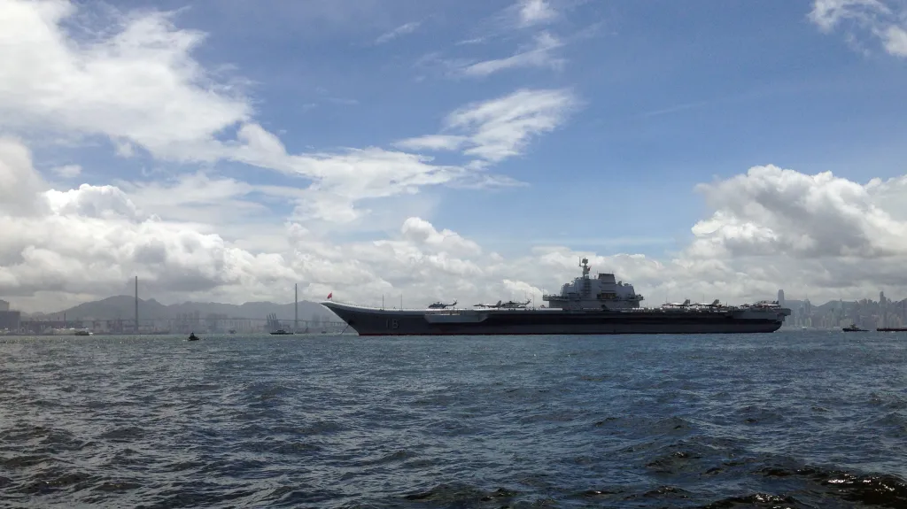 Letadlová loď Liao-ning připlouvá do Hongkongu
