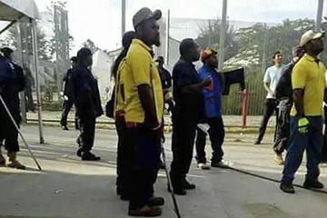 Policie vstoupila do zrušeného australského střediska, které odmítají opustit uprchlíci