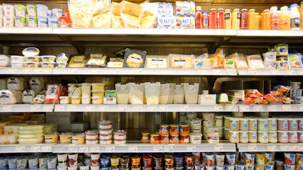 Mléčné výrobky v regálech
