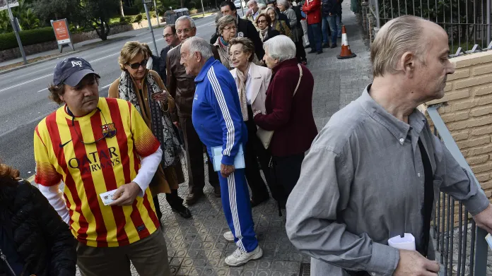 Fronta před otevřením volební místnosti v Barceloně