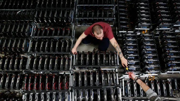 Zaměstnanec při těžbě bitcoinů v továrně v italské Florencii