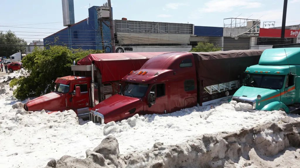 Mexickou Guadalajaru zasypaly kroupy