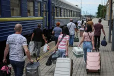 Desetitisíce Ukrajinců se denně vrací do své země, přibývá vnitřních běženců