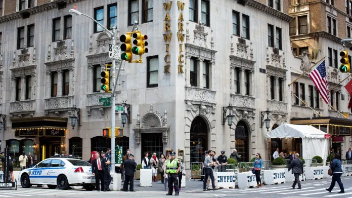 Hotel Warwick na Manhattanu, v němž je ubytován íránský prezident Mahmúd Ahmadínežád, střeží policie