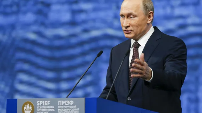 Putin při projevu na mezinárodním ekonomickém fóru v Petrohradě