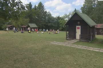 Letní tábory často omezují či zakazují mobily, reagují na poptávku rodičů