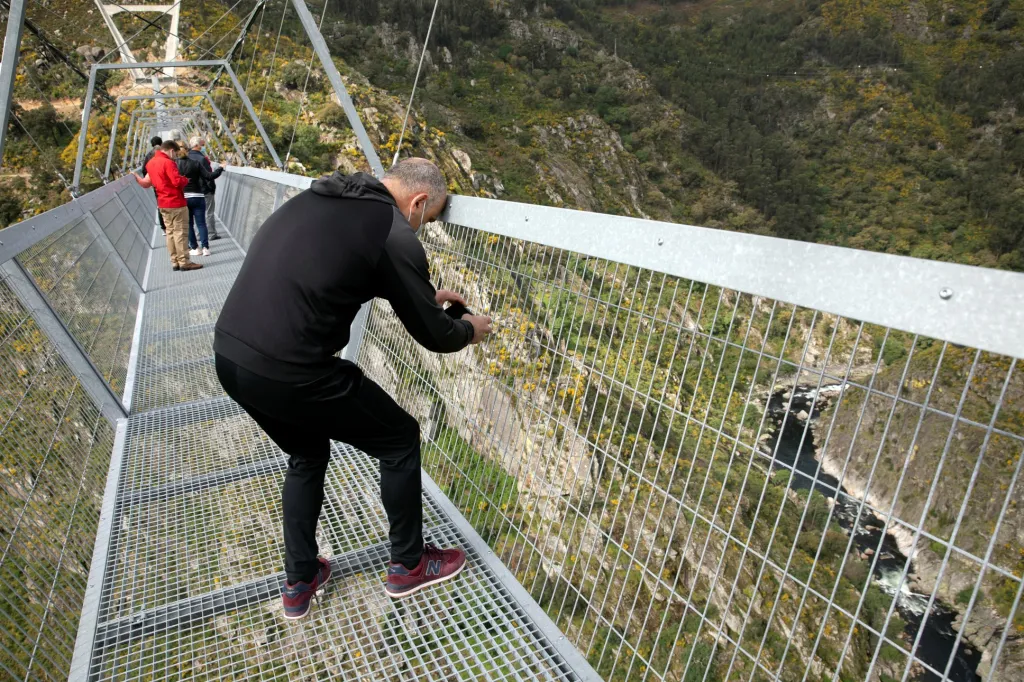 Portugalci otevřeli nejdelší visutý most pro chodce na světě nazvaný „516 Arouca"