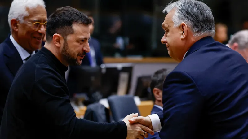 Ukrajinský prezident Volodymyr Zelenskyj si třese rukou s maďarským premiérem Viktorem Orbánem