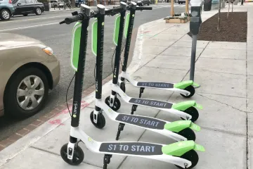 Místo segwayů křižují Prahu elektrické koloběžky. Je to ještě větší pohroma, stěžuje si radní