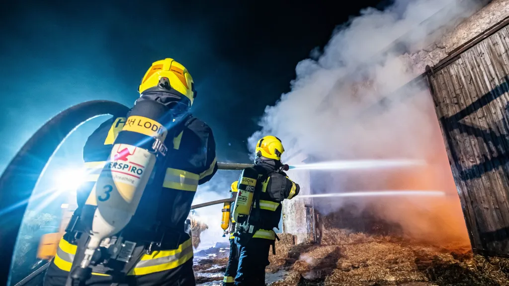 Hasiči dohašují halu v Praseku, začala se bortit