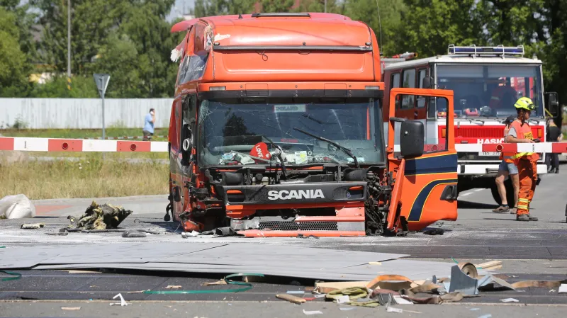 Zbytky kamionu po srážce s vlakem