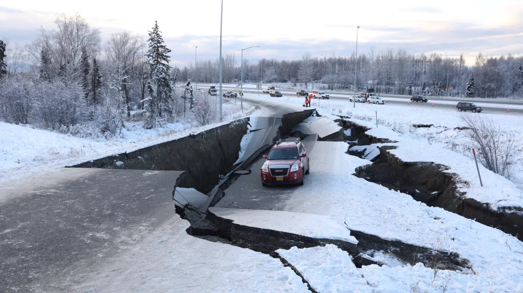 Poničená silnice na Aljašce