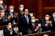 Novým japonským premiérem je exministr zahraničí Kišida, krátce před volbami nahradil Sugu