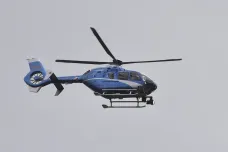 Muž oslňoval policejní vrtulník laserem. Za obecné ohrožení mu hrozí až osm let vězení