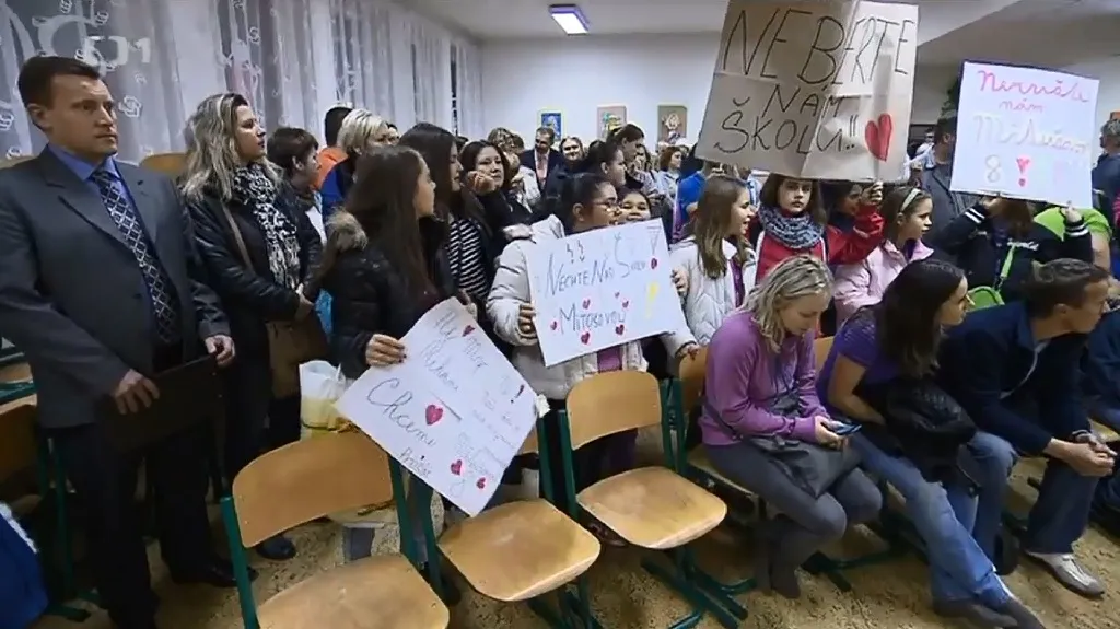 Reportáž: Rodiče dětí z Ostravy-Jihu protestují proti sloučení škol