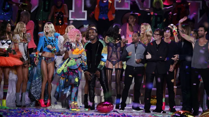 ingers Kanye West a Nicki Minaj na přehlídce Victoria's Secret Fashion (2011)