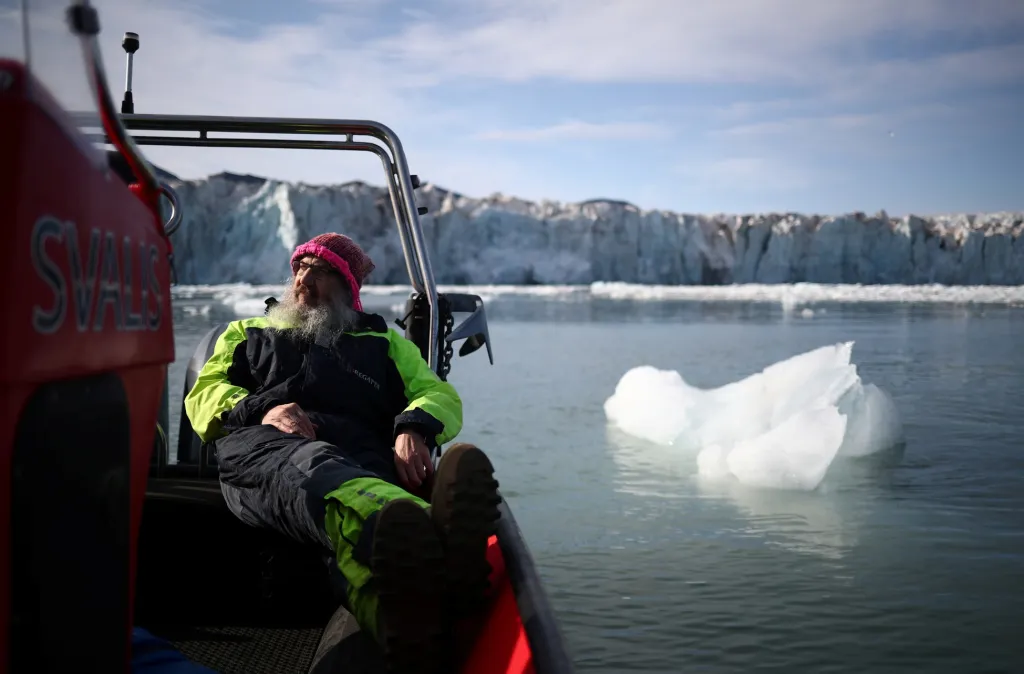 Ředitel Norského polárního institutu Kim Holmen relaxuje během cesty kolem ledovce Wahlenberg