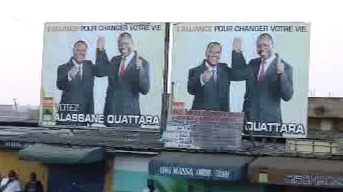 Alassan Ouattara na předvolebních plakátech