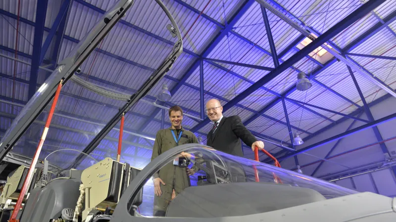 Premiér Bohuslav Sobotka si prohlíží nový letoun L-159
