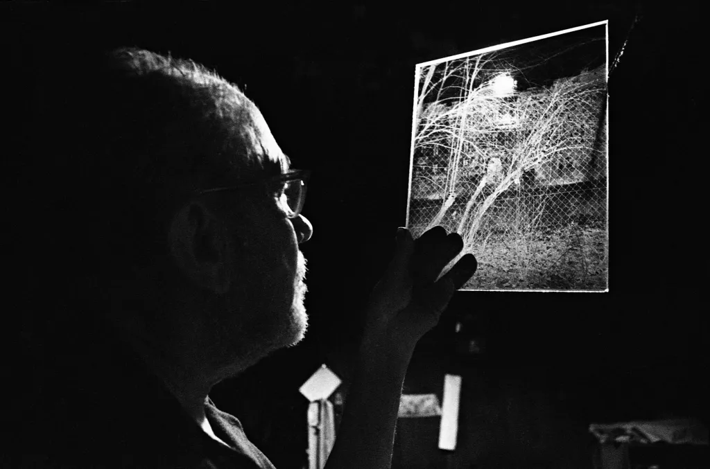 Fotograf Josef Sudek při vyvolávání filmu ve svém ateliéru na pražském Újezdě na snímku z roku 1956. Sudek fotografoval zásadně velkoformátovou kamerou